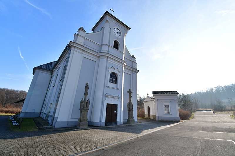 Šikmý kostel v Karviné prochází rekonstrukcí střechy za 7 milionů