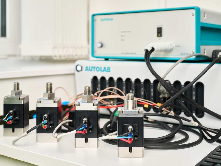 Inovativní přístroj EMU z Ostravy posouvá možnosti výzkumu baterií