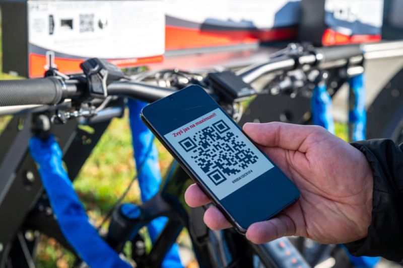 Karviná spouští pilotní cyklostojany s QR kódy pro bezpečné parkování