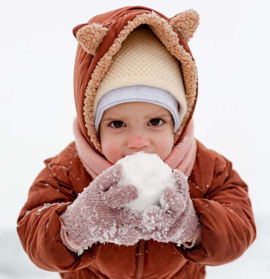 Ostrava: Lékaři varují před konzumací městského sněhu kvůli chemikáliím a mikroplastům