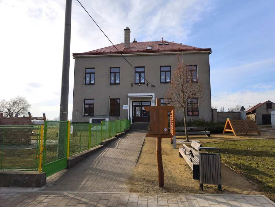Krize v Nasobůrkách: Škola zachráněna, ředitelka odstoupila