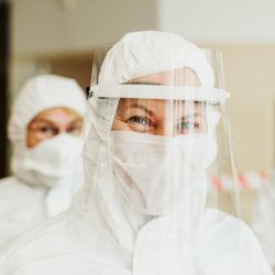 V nejbližších dnech můžeme očekávat kritické přetížení nemocnic spojené s nedostatkem zdravotnického personálu