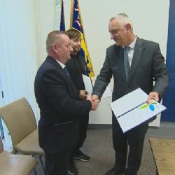 Adrenalin je hnal vstříc plamenům. Hejtman i hasiči ocenili muže, kteří zachránili cestující z hořícího vlaku v Olomouci