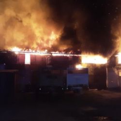 Hasiči zlikvidovali požár průmyslové haly v Července. Škoda nejspíš přesáhne dvanáct milionů