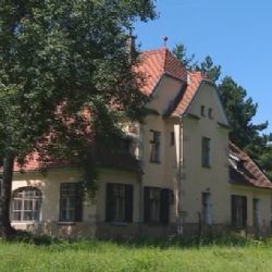 Historická nádražní budova ve Střeni znovu ožije. Bude v ní zázemí pro turisty