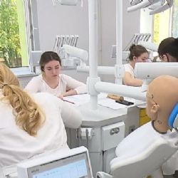 Hlásily se čtyři stovky, dostalo se dvacet. Ostravská univerzita přivítala první studenty zubařství