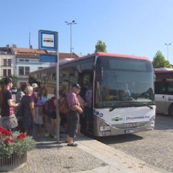 Jevíčko leží na pomezí tří krajů. Do Pardubic, Brna ani Olomouce ale přímý spoj nejede