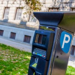 Lidé v Novém Jičíně zaplatí od středy parkovné i kartou nebo aplikací v mobilu