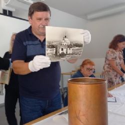 Makovice olomouckého Červeného kostela ukrývala i více než stoleté předměty, nyní poputují do trezoru