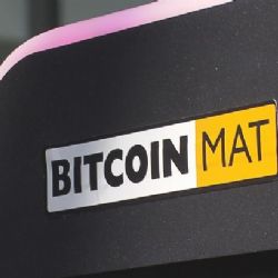 Manželé chtěli do bitcoinmatu na popud podvodníka vložit statisíce, zasáhl kolemjdoucí. I tak o část peněz přišli