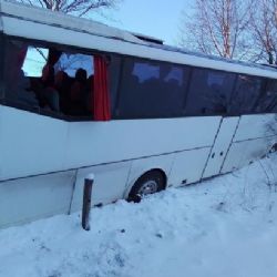 Na Šumpersku sjel autobus se studenty do příkopu, dva z nich se zranili
