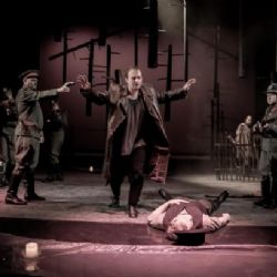 Nikola Šuhaj loupí a miluje v Těšínském divadle. Lupiče a vraha zromantizovala legenda