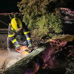 Noční bouřky zaměstnaly hasiče i energetiky, komplikace byly na železnici