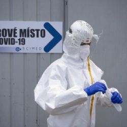 Počet nových případů covidu mírně stoupl, vakcinační týmy jedou do vyloučených lokalit