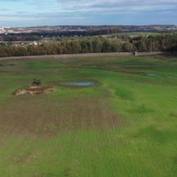Přehrada Baška je už rok bez vody, oprava hráze má zpoždění. Podnikatelům klesají tržby