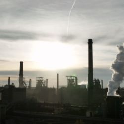 Reportéři ČT: Ostravské hutě nemají ani na základní suroviny, majitel vyvedl za hranice miliardy