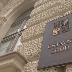 ÚS: Soud chyboval, když zabral peníze tehdy už zemřelého muže, poškodil dědičky