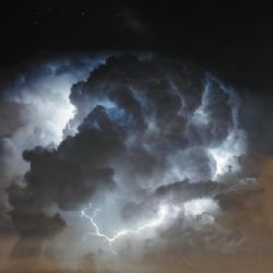 V části země hrozí až do večera velmi silné bouřky