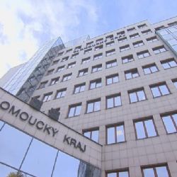 V kauze olomouckých dopravních zakázek policie obvinila třináct lidí. Pod náměstkem Záchou se kýve křeslo