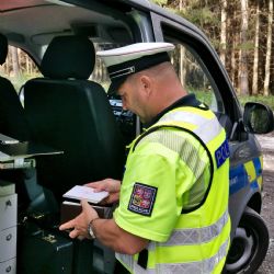 Záchrana tonoucího mladíka v krytém bazénu