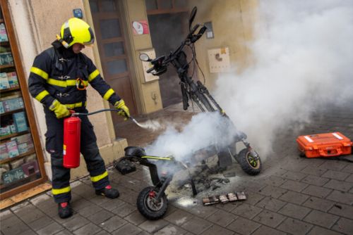 Foto: Požár elektrokoloběžky: škoda 30 tisíc Kč, rychlý zásah hasičů zachránil navíc 200 tisíc