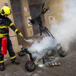 Požár elektrokoloběžky: škoda 30 tisíc Kč, rychlý zásah hasičů zachránil navíc 200 tisíc