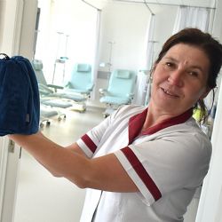 Krnovská nemocnice bojuje proti vypadávání vlasů při chemoterapii