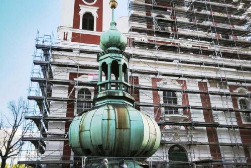 obrázek:Unikátní rekonstrukce věže na krnovské Pouti svatého Kříže pod dohledem památkářů