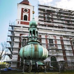 Unikátní rekonstrukce věže na krnovské Pouti svatého Kříže pod dohledem památkářů