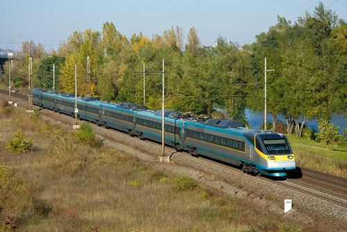 Foto: Vlaková trať mezi Ostravou a Českým Těšínem dočasně zastavena kvůli nestabilnímu svahu