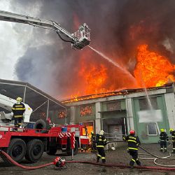 Hasiči bojovali s plameny v automobilové hale