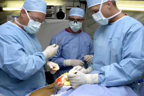Foto: Krajská nemocnice zahajuje operace s novými švédskými endoprotézami