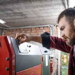 Poslední šance: Domácnosti mají tři měsíce na výměnu starých kotlů na tuhá paliva!
