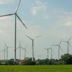 Větrné farmy na Bruntálsku pod drobnohledem: Obavy z vlivu na krajinu a zdraví