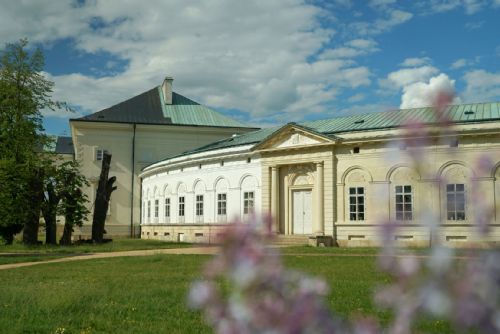 obrázek:Areál zámku Kačina zahajuje návštěvnickou sezónu