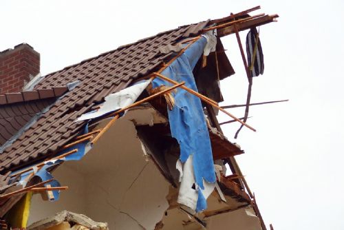 Foto: Obyvatelé Otic, kterým bouřka nejvíc poničila dům, dostanou od kraje finanční podporu
