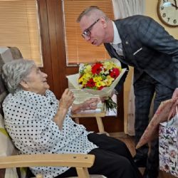 Paní Anna oslavila stovku, je stále aktivní a plná energie