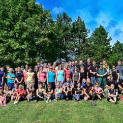 Zaměstnanci pivovaru Ostravar a MOAP zvelebovali Komenského sady v rámci projektu Dny, kdy pomáháme aneb Community Days