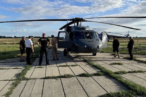 Foto: Český hasičský vrtulník se vrátil z mise v Makedonii