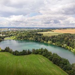 Léto u vody: Jezera lákají ke koupání, Brušperk zápasí se sinicemi