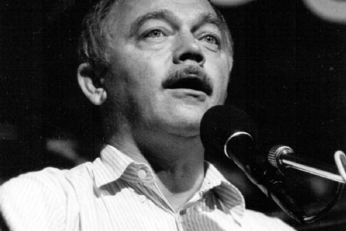 obrázek:Nový Jičín přejmenuje zastávku Pošta na Karla Kryla