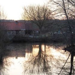 Vila zasažená povodní stržena, pomoc pro oběti záplav pokračuje