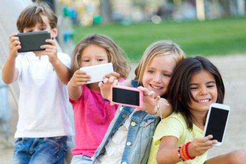 Foto: Mobilní telefony ohrožují žáky: Studie varuje před rizikovým chováním