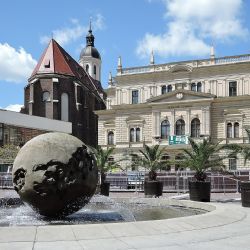 Nová planetka před univerzitou - turistická atrakce se rozrůstá