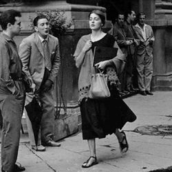 Americká fotografka Ruth Orkin oživuje 50. léta: život ve městech a ženy