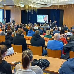 Gigafactory přitahuje zájem