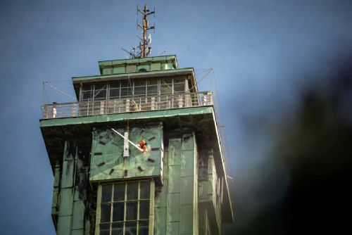 obrázek:Ostravská radniční věž září po 50 letech: renovace hodinových ručiček dokončena