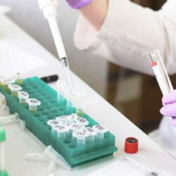 Světlem dezinfikující materiál chrání před infekcemi